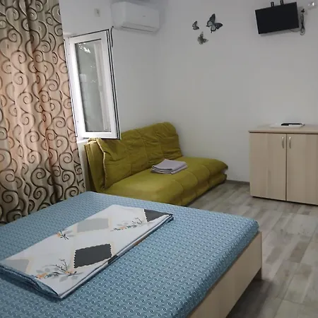 Gazde/Camere de închiriat Casa Cristian *